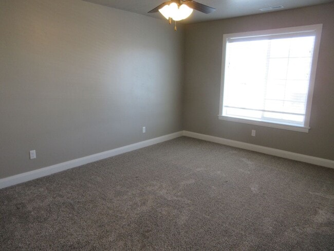 Building Photo - 3 bedroom, 2 bath - in the heart of Cedar ...