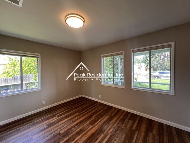 Building Photo - Updated Sacramento 2bd/1ba House Near UCD!