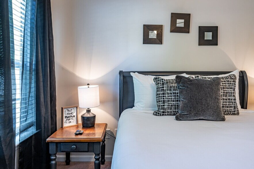 Building Photo - 206 Persimmon Tr