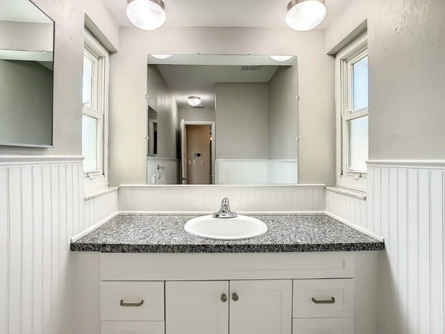 Building Photo - Beautiful 2/2 ~1000Sq. Ft. with NEW floors...