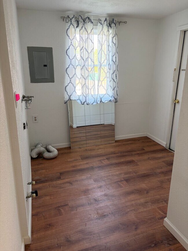 Building Photo - Newly Remodeled Two Bedroom with Sun Room!
