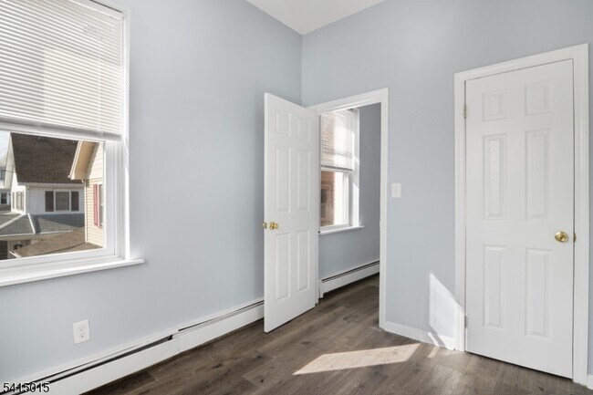 Building Photo - 150 E Main St