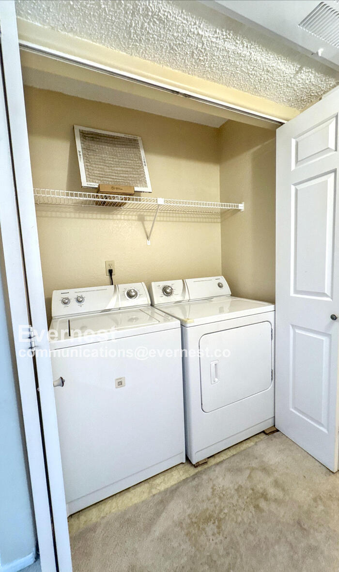 Building Photo - 6655 N Canyon Crest Dr