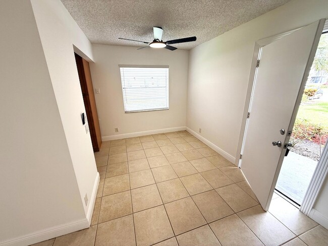 Building Photo - 586 Normandy Ln