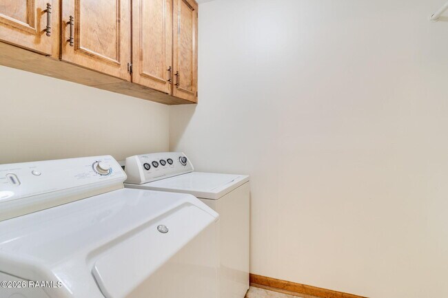 Building Photo - 215 Sleepy Hollow Dr