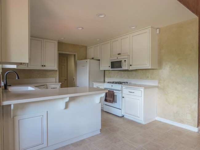 Building Photo - ** Beautiful Spacious 4 Bedroom 3 Bath Hom...