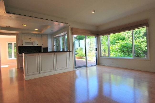 Building Photo - 12 Holly St