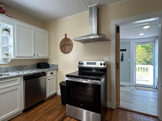 Building Photo - Vintage Charm. Timeless Vibe. Modern Comfort.