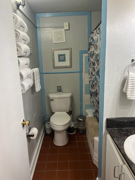 Bathroom - 2420 20th Ave