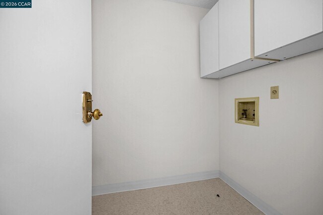 Building Photo - 5012 Lakeview Dr