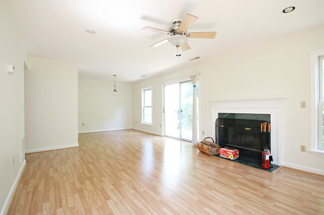 Building Photo - Pet Friendly Locust Meadows Townhome (Appl...