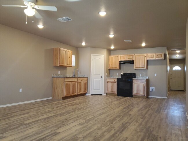 Building Photo - Charming 3 Bedroom Home