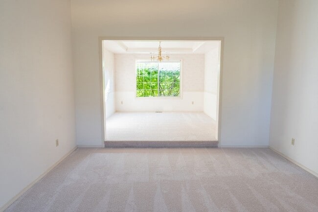 Building Photo - 3Bd/2.5Ba Bellevue House( Newport Hill)