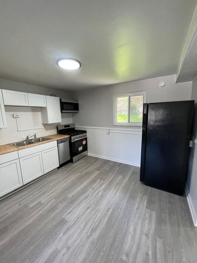 Building Photo - Freshly Renovated 3 Bedroom Ranch with Mod...
