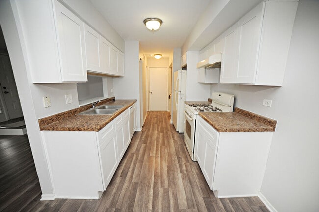 Building Photo - 208 Ivy Ct