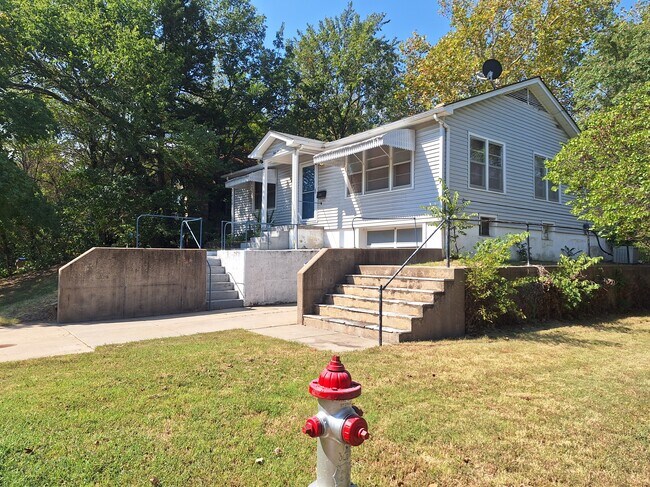 Building Photo - 401 S Vassar St