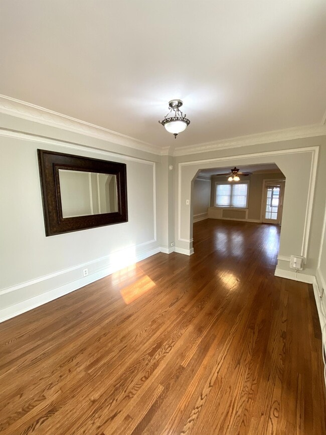Building Photo - 807 W 48th St