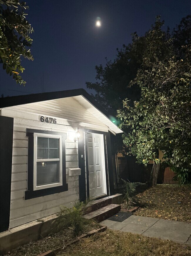 Building Photo - 6476 Orizaba Ave