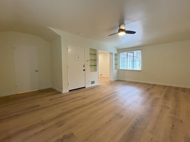 Building Photo - Beautifully Updated 2BR/2BA – Yard & Garage
