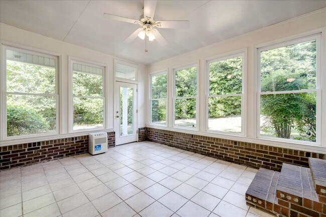 Building Photo - 552 Whitehead Dr