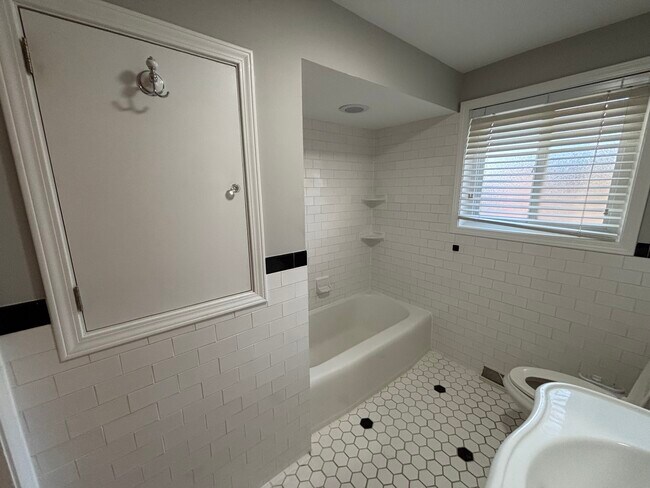 Building Photo - 608 Lavergne Ave