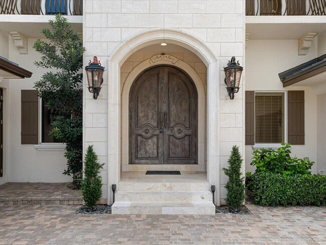 Building Photo - 3030 NE 45th St