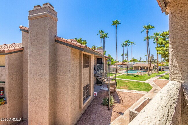 Building Photo - 533 W Guadalupe Rd