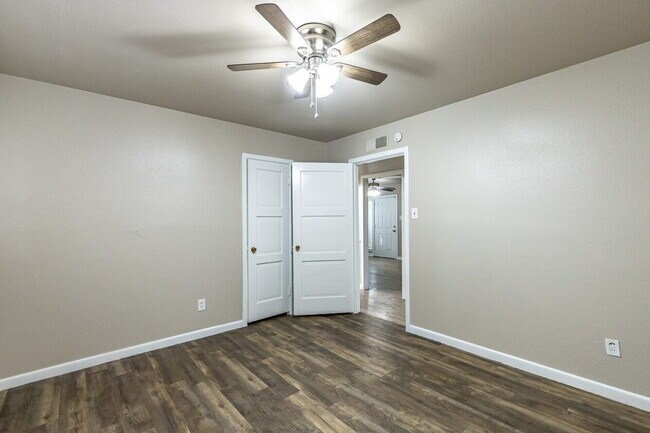 Building Photo - Completely renovated with beautiful updates!