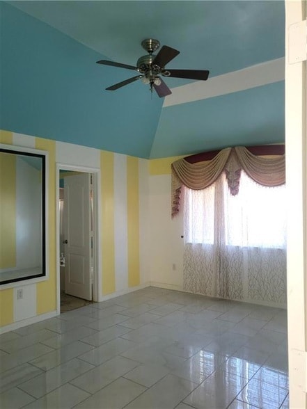 Building Photo - 827 Charlie Dr