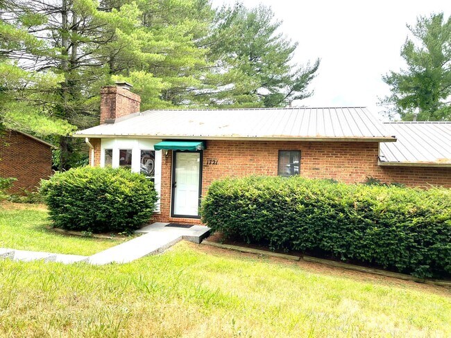 Building Photo - 1721 Todd Dr