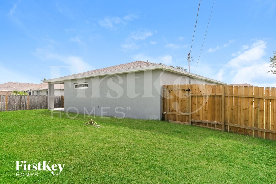 Building Photo - 2346 SW Abalon Cir