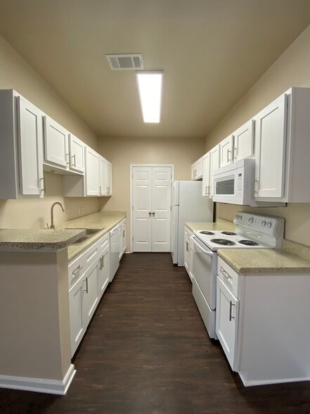 FULL KITCHEN - The Mandell