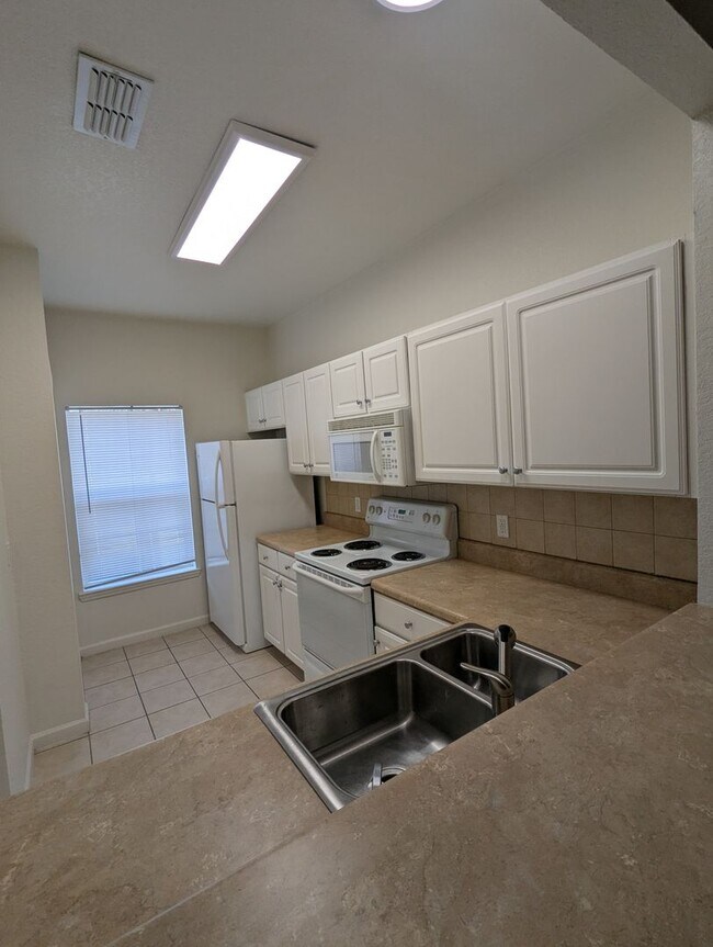 Building Photo - 4833 NW 46th Pl