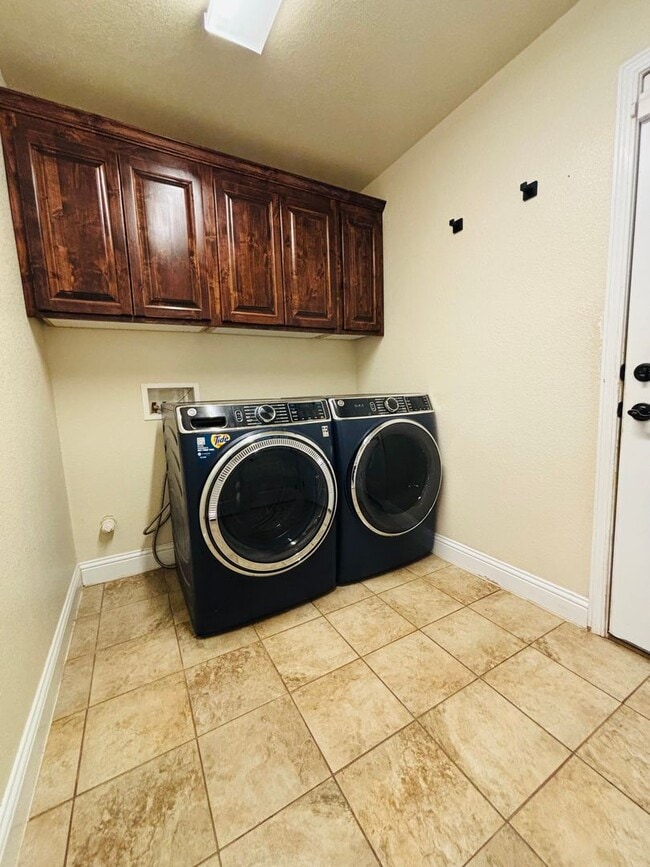 Building Photo - 505 Almond Tree Ln