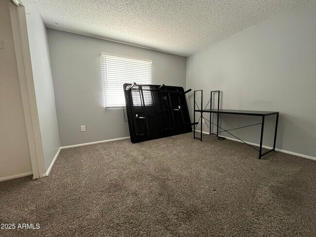 Building Photo - Amazing 3 Bedroom 2 Bath home in Tempe