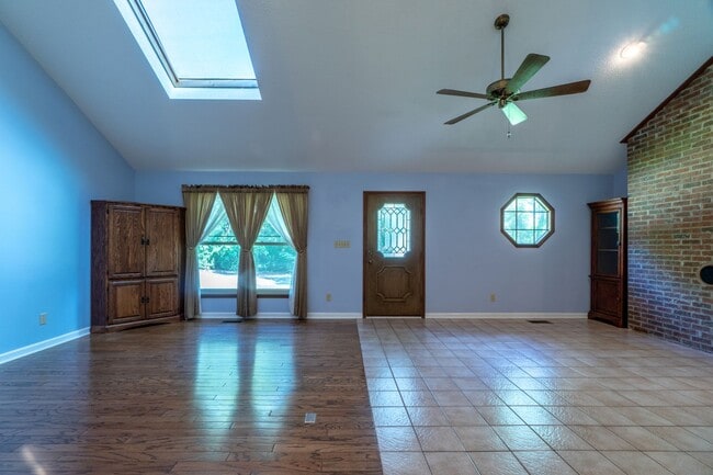 Building Photo - Meticulously maintained property with a st...