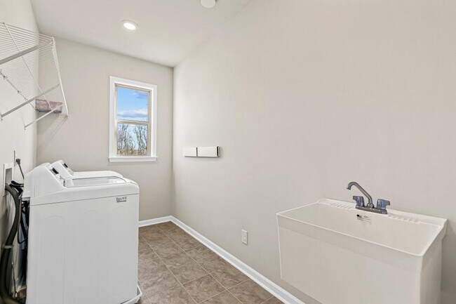 Building Photo - 405 Founders Walk