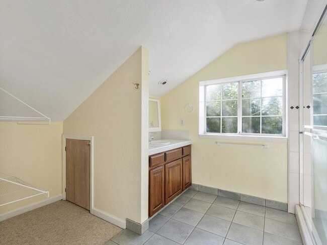 Building Photo - Beautiful Home in Quaint Neighborhood