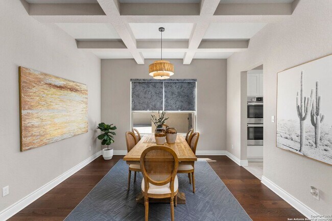 Building Photo - Charming Home Awaits: Spacious & in a Prime Location