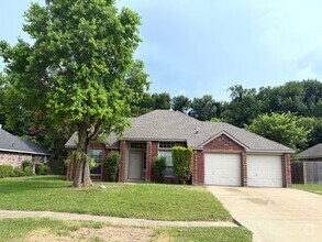 Building Photo - AVAILABLE NOW!!! Roomy 3BR 2BA home with l...