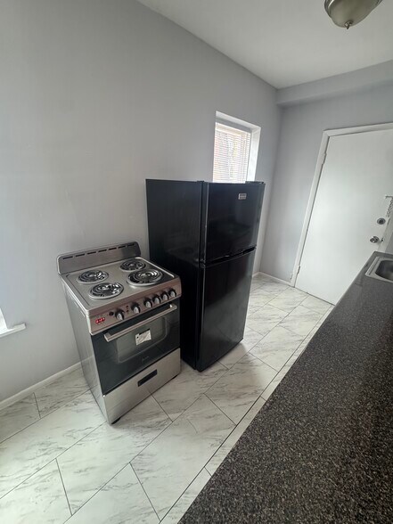 Building Photo - 4642 N Malden St