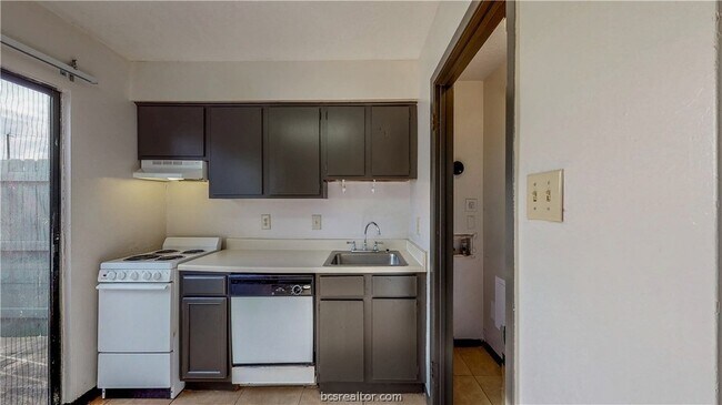 Building Photo - 725 Peppertree Dr