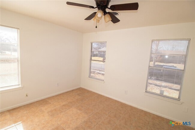 Building Photo - 709 S 11th St