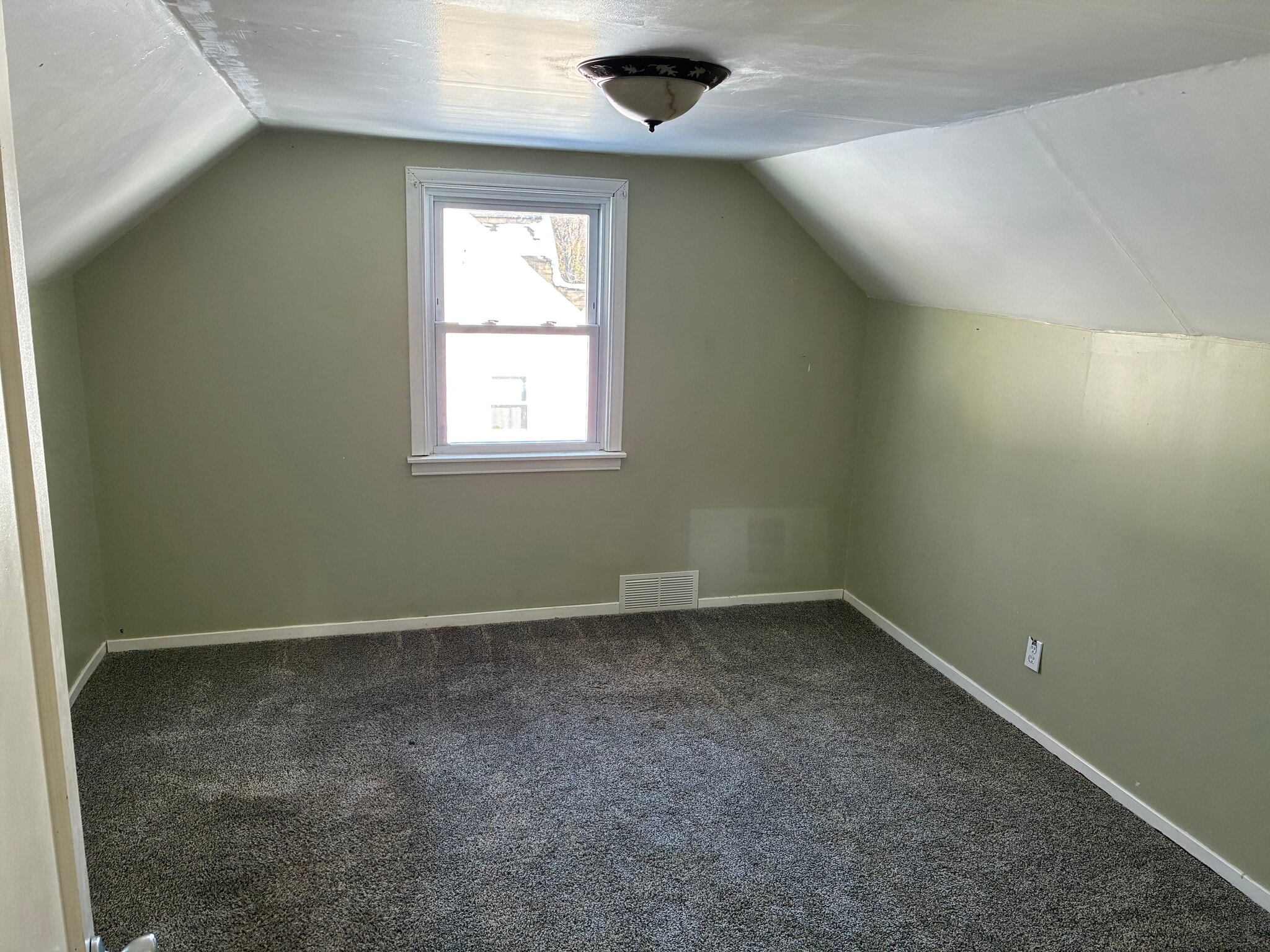 Building Photo - 19 College Dr