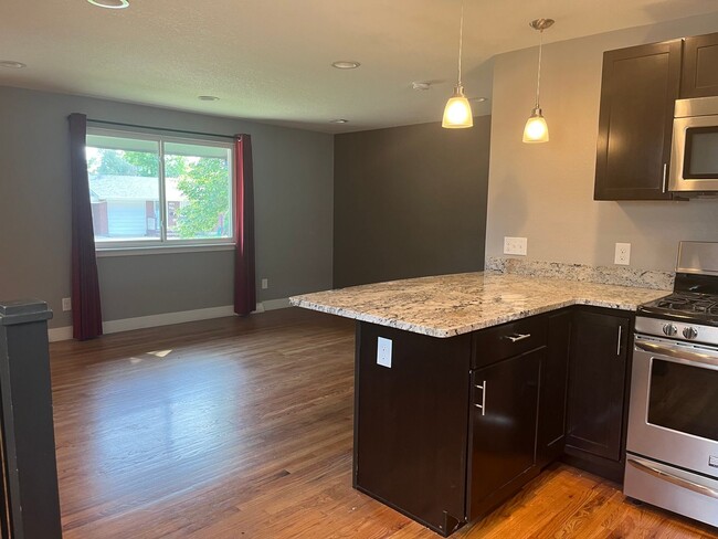 Building Photo - Beautiful 2 Bedroom + 2 Bonus Rooms, 3 Bat...