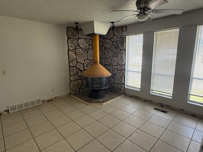 Building Photo - Great home with 2 car garage, deck and shed, fenced yard in Roy for rent