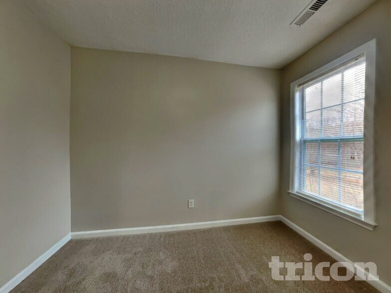 Building Photo - 4 Stratus Ln