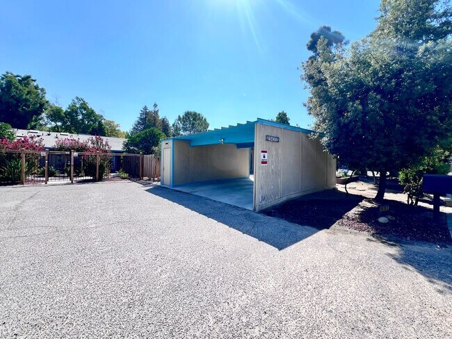 Building Photo - $1995 Gettysburg & Blackstone, 2 Bedroom Condo - Rialto Ave, Fresno / Newly Renovated