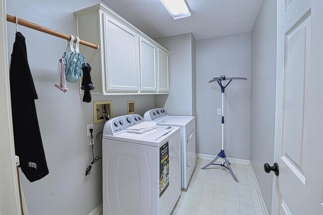 Building Photo - 2123 Meadow Park Cir