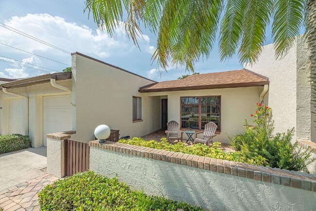 Building Photo - Fully furnished Beachside townhome